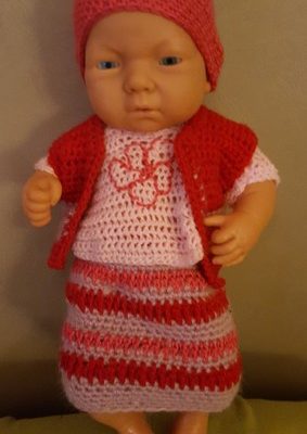 Tenue jupe, pull, gilet et bonnet