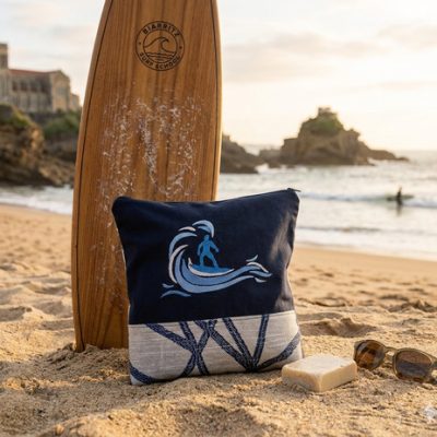 Trousse brodée sport "L'Étreinte de l'Océan"